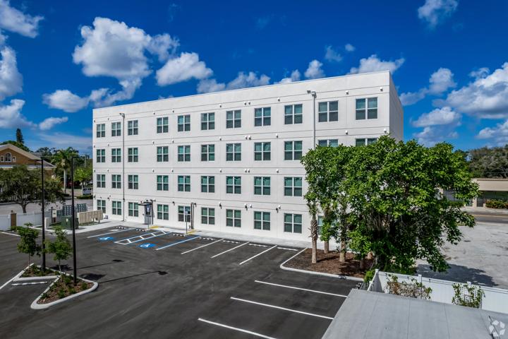 Bradenton Lofts and parking